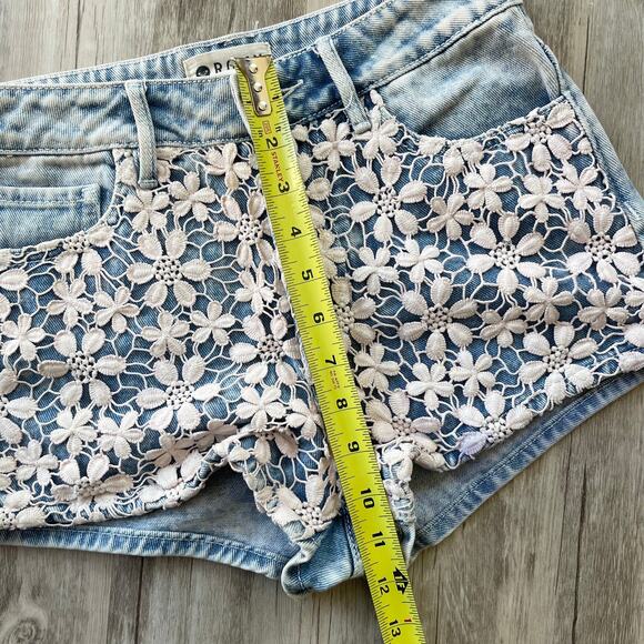 Roxy Women’s Pink Acid Wash Denim Shorts Size 3 Crochet Floral Overlay - Picture 5 of 9